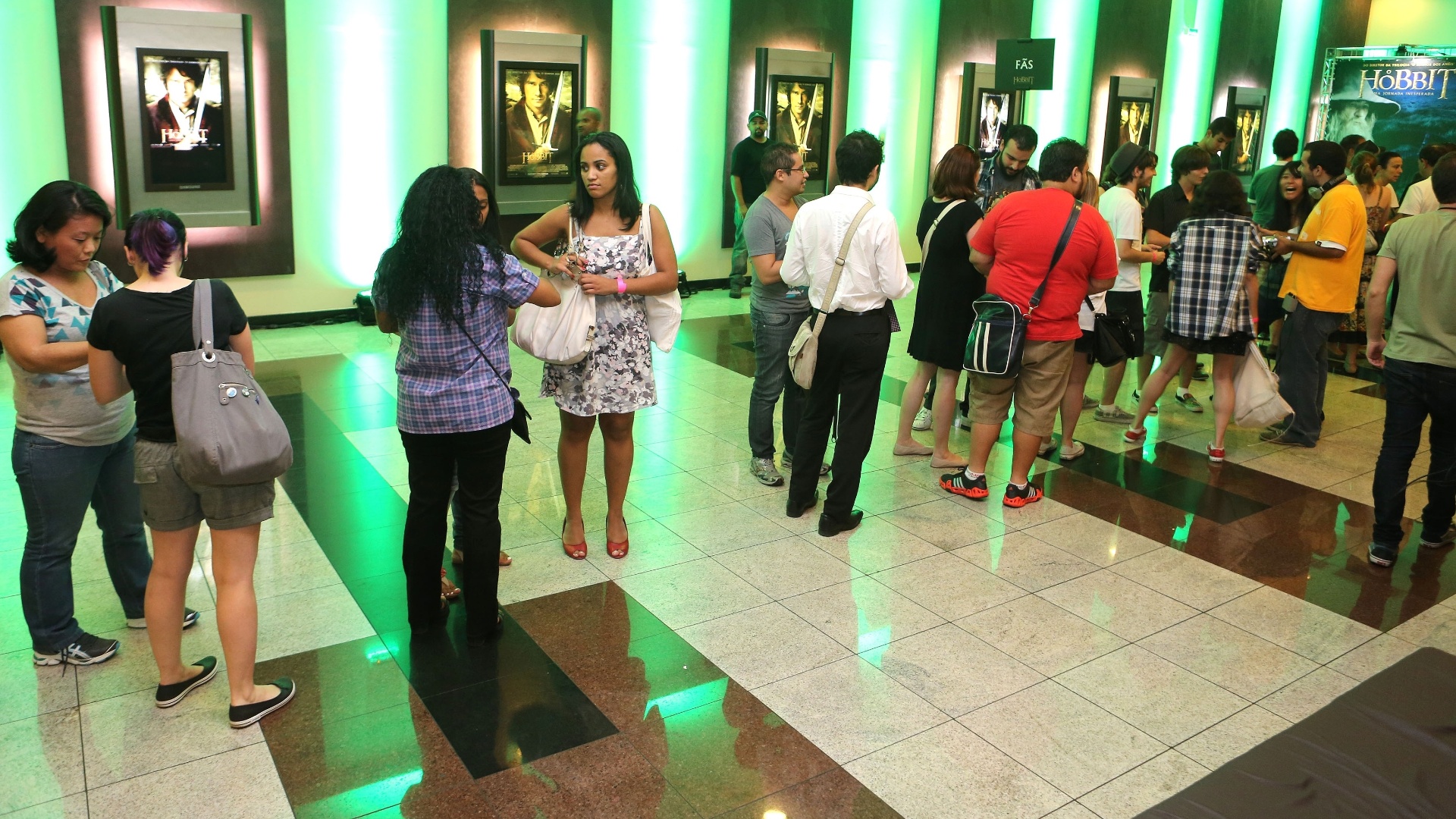 Plateia aguarda a exibição de "O Hobbit", durante a pre-estreia do filme no Shopping Eldorado, em São Paulo - Aline Arruda/UOL
