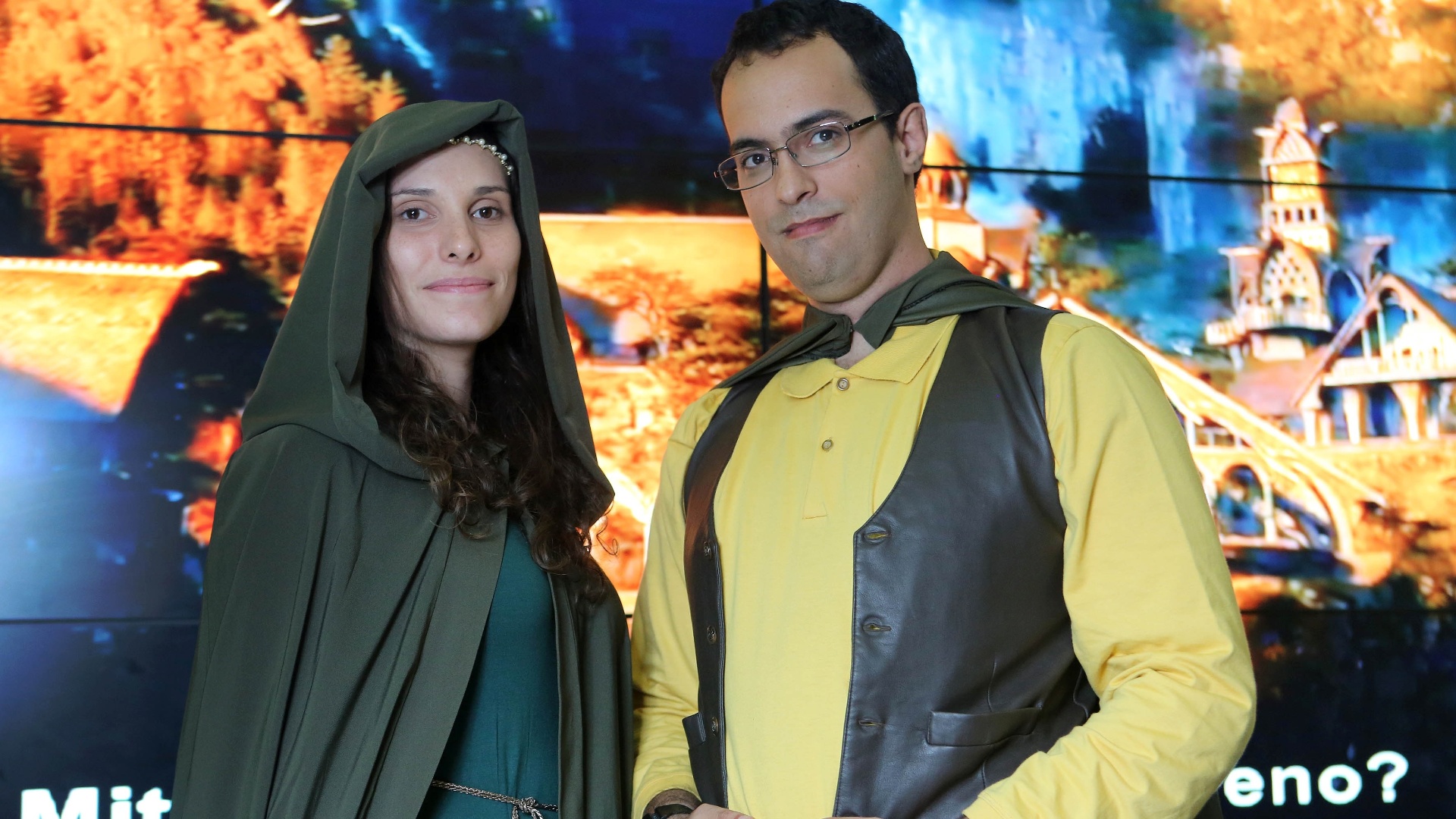 Rosana Mandolin e Gustavo Rodrigues durante a pre-estreia de "O Hobbit", no Shopping Eldorado, em São Paulo - Aline Arruda/UOL