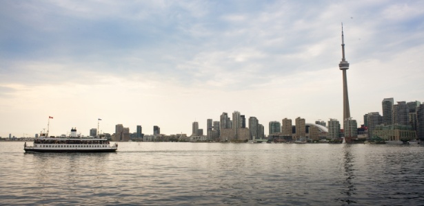 Vista da skyline de Toronto a partir do ferryboat que percorre as ilhotas próximas da cidade - J. Adam Huggi­ns/The New York Times­
