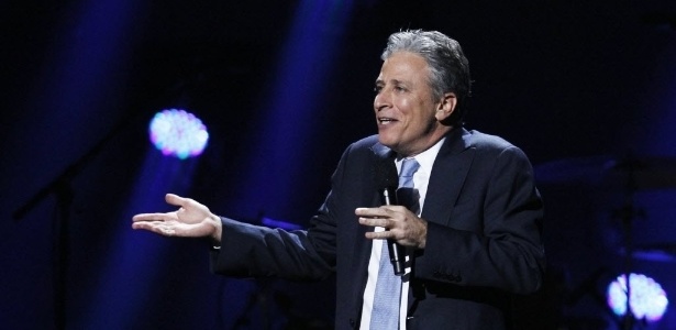 O comediante Jon Stewart se apresenta no Concert for Sandy Relief no Madison Square Garden, em Nova York. O evento, que reuniu diversos músicos e comediantes, foi transmitido para o mundo inteiro pelo YouTube e levantou fundos para auxiliar as vítimas do furacão Sandy, que assolou a costa oeste dos EUA em outubro - Lucas Jackson/Reuters