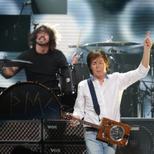 Paul McCartney e Dave Grohl em show para as vítimas do furacão Sandy, no Madison Square Garden  - Don Emmert/AFP