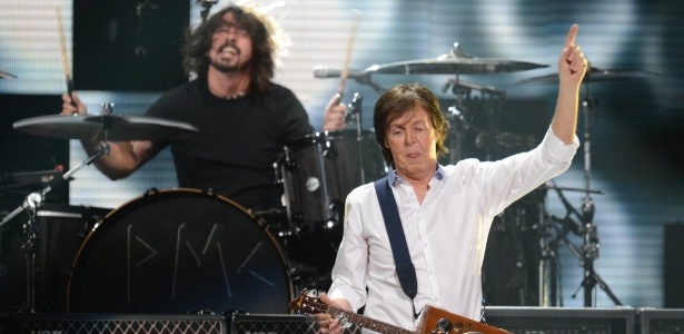 12.dez.2012 - Paul McCartney se apresenta no Concert for Sandy Relief no Madison Square Garden, em Nova York. O evento, que reuniu diversos músicos e comediantes, foi transmitido para o mundo inteiro pelo YouTube e levantou fundos para auxiliar as vítimas do furacão Sandy, que assolou a costa oeste dos EUA em outubro - Don Emmert/AFP