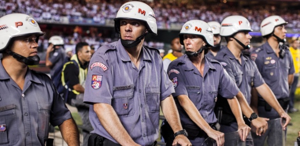 Policiais entraram em ação para separar briga entre jogadores de São Paulo e Tigre - Leonardo Soares/UOL