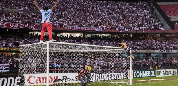 Torcedores do São Paulo sobem nas traves do Morumbi para comemorar o título - Leonardo Soares/UOL