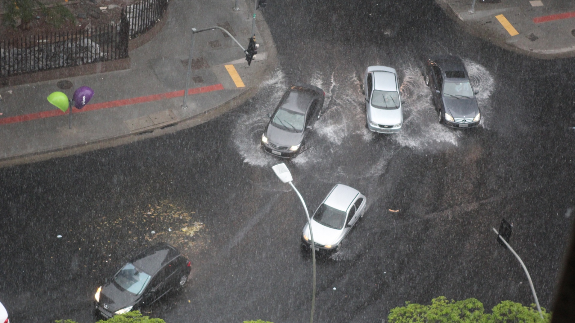 13.dez.2012 - A chuva no final da tarde desta quinta-feira (13) em São Paulo alagou o cruzamento estre as avenidas Rebouças e Faria Lima, na zona oeste. As regiões central e as zona leste e oeste da capital paulista entraram em estado de atenção para alagamentos, segundo o CGE (Centro de Gerenciamento de Emergência) - Marcelo Pellegrino/UOL