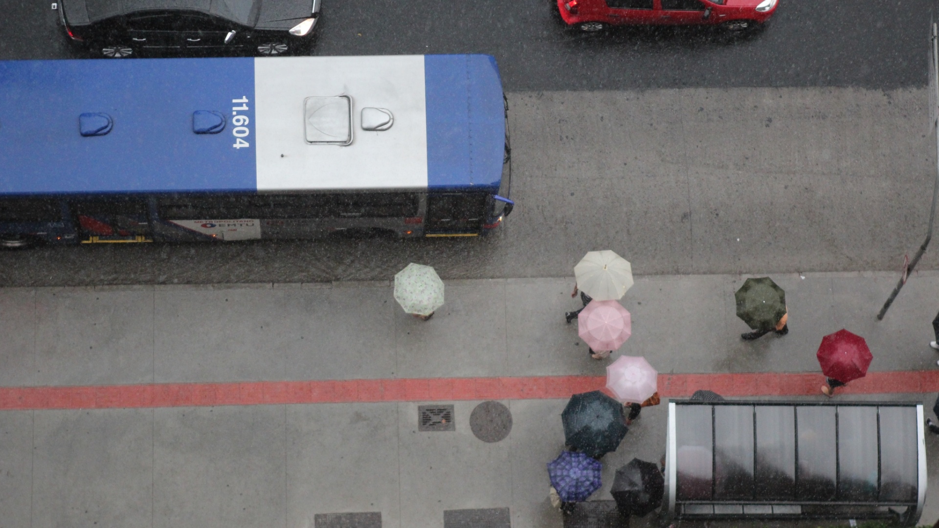 13.dez.2012 - A chuva no final da tarde desta quinta-feira (13) em São Paulo alagou o cruzamento estre as avenidas Rebouças e Faria Lima, na zona oeste. As regiões central e as zona leste e oeste da capital paulista entraram em estado de atenção para alagamentos, segundo o CGE (Centro de Gerenciamento de Emergência) - Marcelo Pellegrino/UOL