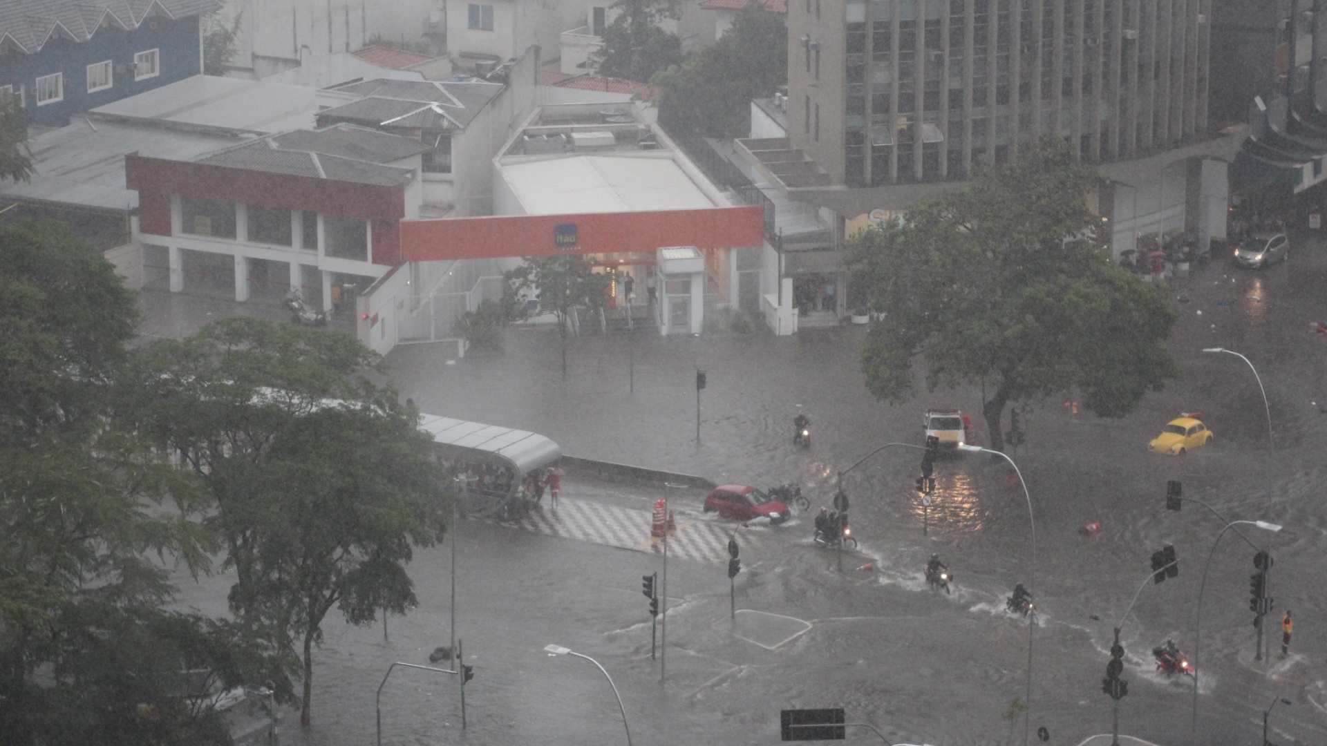 13.dez.2012 - A chuva no final da tarde desta quinta-feira (13) em São Paulo alagou o cruzamento estre as avenidas Rebouças e Faria Lima, na zona oeste. As regiões central e as zona leste e oeste da capital paulista entraram em estado de atenção para alagamentos, segundo o CGE (Centro de Gerenciamento de Emergência) - Marcelo Pellegrino/UOL