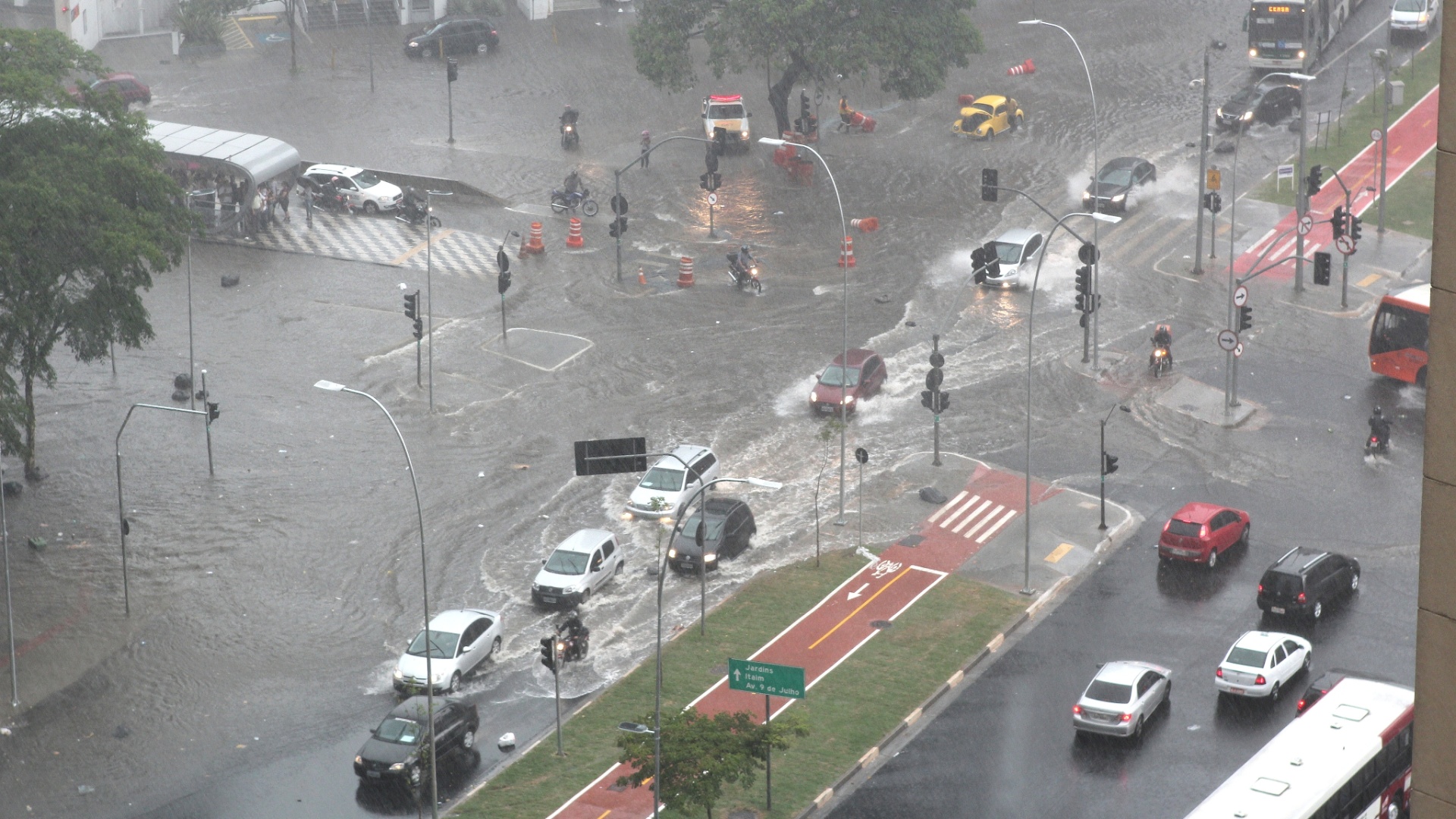 13.dez.2012 - A chuva no final da tarde desta quinta-feira (13) em São Paulo alagou o cruzamento estre as avenidas Rebouças e Faria Lima, na zona oeste. As regiões central e as zona leste e oeste da capital paulista entraram em estado de atenção para alagamentos, segundo o CGE (Centro de Gerenciamento de Emergência) - Marcelo Pellegrino/UOL