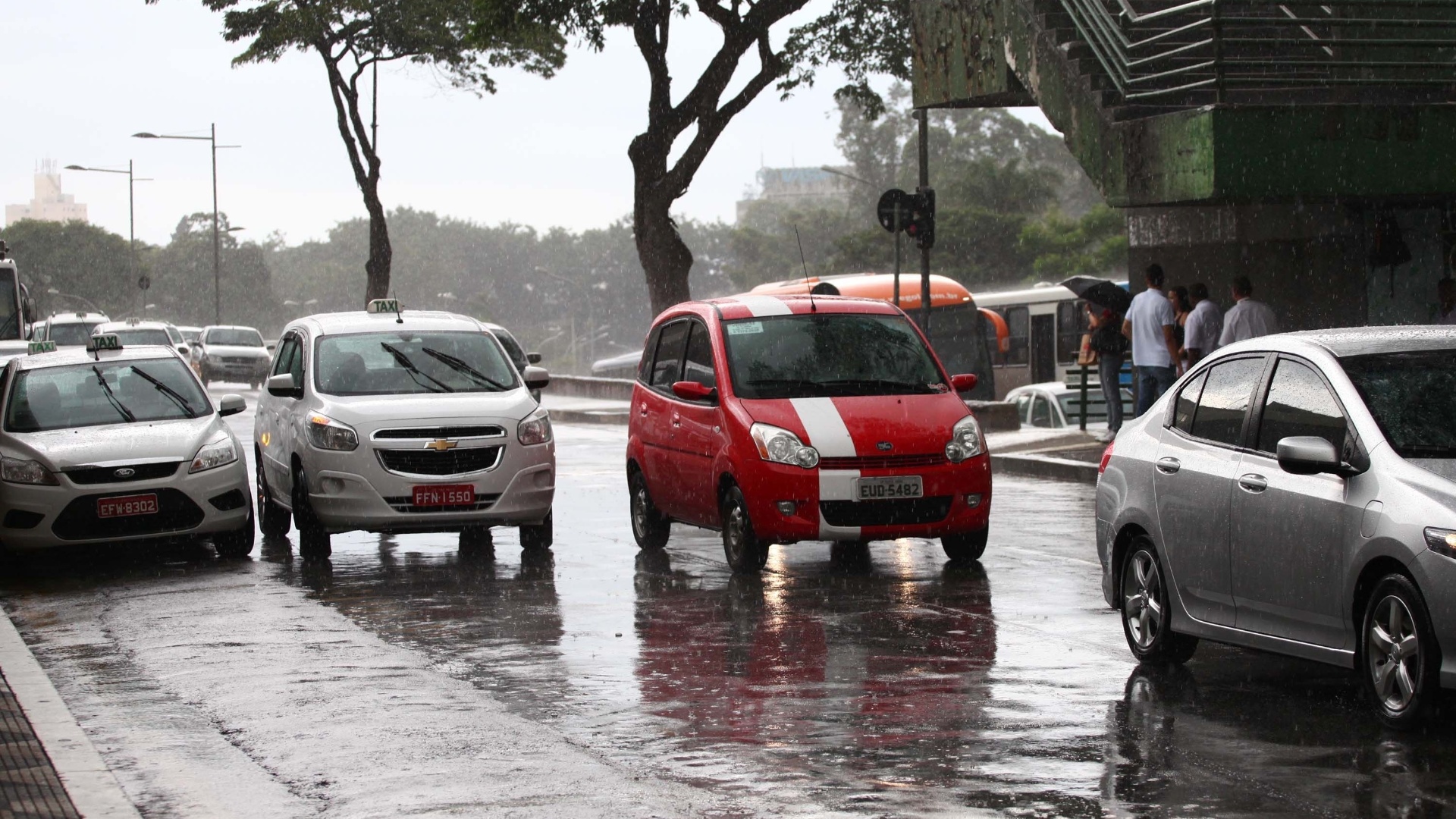 13.dez.2012 - Carros andam embaixo de chuva em avenida na zona sul de São Paulo nesta quinta-feira - Renato S. Cerqueira/Futura Press