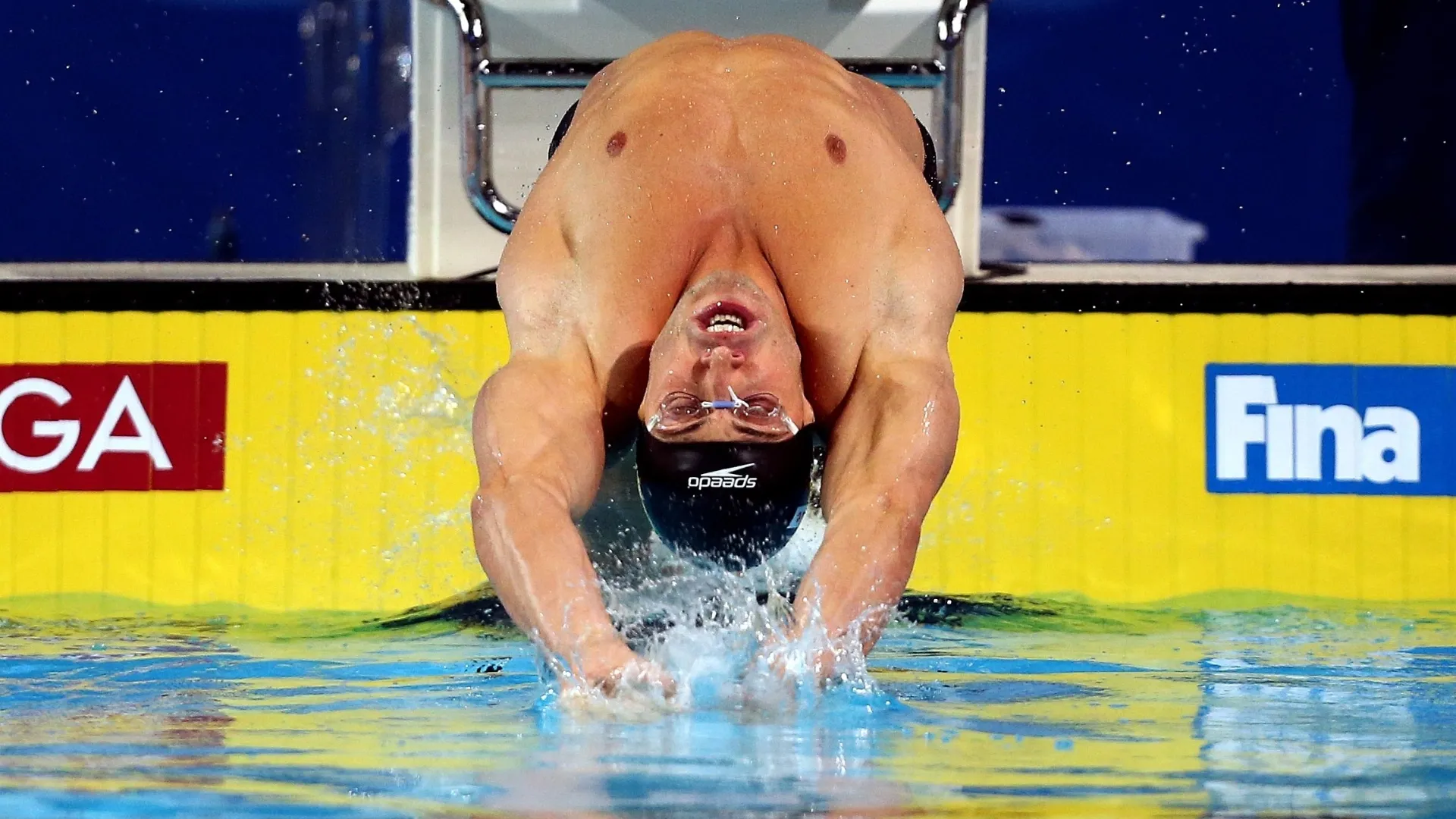 13.dez.2012 - Guilherme Guido cai na piscina para nadar os 100 m costas no Mundial de Piscina Curta - Satiro Sodre/AGIF