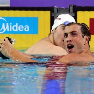 13.dez.2012 - Guilherme Guido é cumprimentado por adversário após ficar em terceiro na final dos 100 m costas no Mundial de Istambul - Satiro Sodre/AGIF
