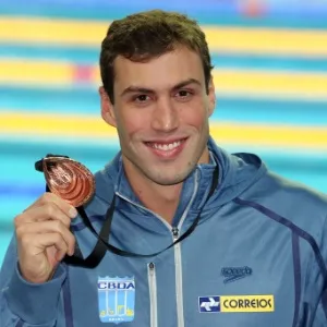 13.dez.2012 - Guilherme Guido exibe a medalha de bronze conquistada nos 100 m costas no Mundial de Piscina Curta - Satiro Sodre/AGIF