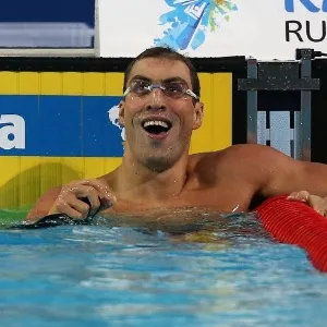 13.dez.2012 - Guilherme Guido observa o placar e comemora após ficar em terceiro nos 100 m costas no Mundial de Piscina Curta - Satiro Sodre/AGIF