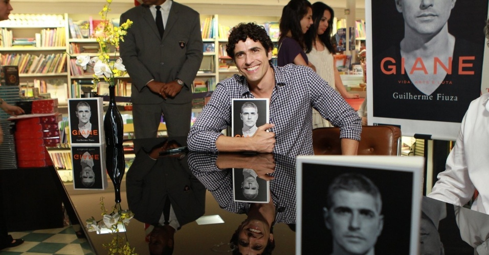13.dez.2012 - O ator Reynaldo Gianecchini lançou sua biografia "Giane - Vida, Arte e Luta"  em uma livraria na zona sul do Rio