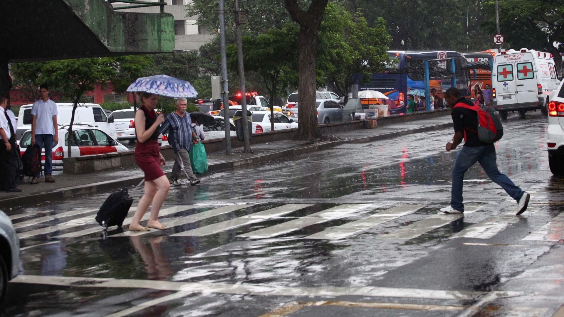 13.dez.2012 - Pedestres andam embaixo de chuva em cruzamento na zona sul de São Paulo nesta quinta-feira - Renato S. Cerqueira/Futura Press