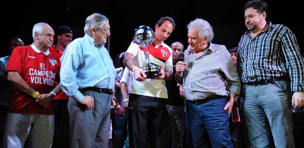 Rogério Ceni segura troféu da Sul-Americana de 2012, título mais recente do São Paulo - Junior Lago/UOL