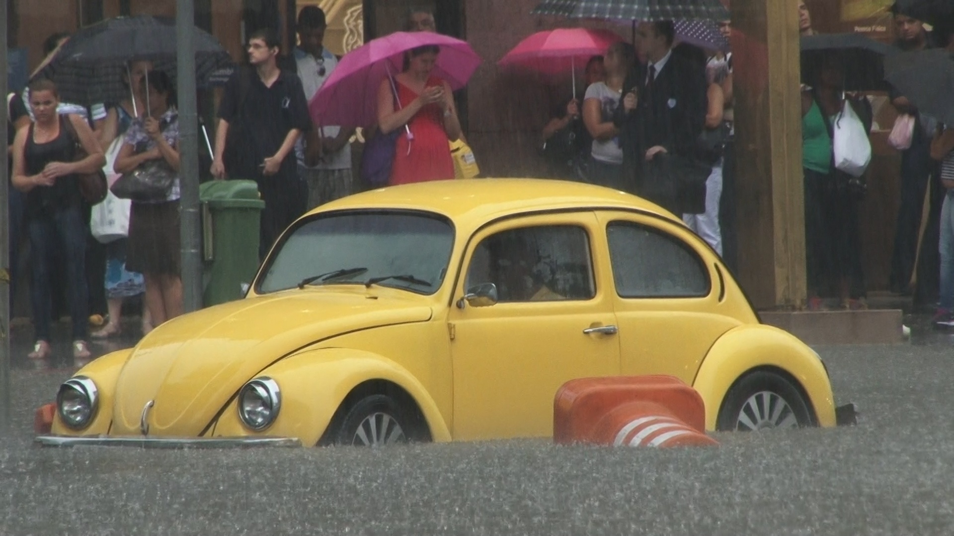 13.dez.2012- Fusca amarelo fica parcialmente submerso em alagamento no cruzamento das avenidas Rebouças e Faria Lima, na zona oeste da cidade de São Paulo, nesta quinta-feira (13).  A região central e as zona leste e oeste da capital paulista entraram em estado de atenção para alagamentos, segundo o CGE (Centro de Gerenciamento de Emergências) - Marcelo Pellegrino/UOL