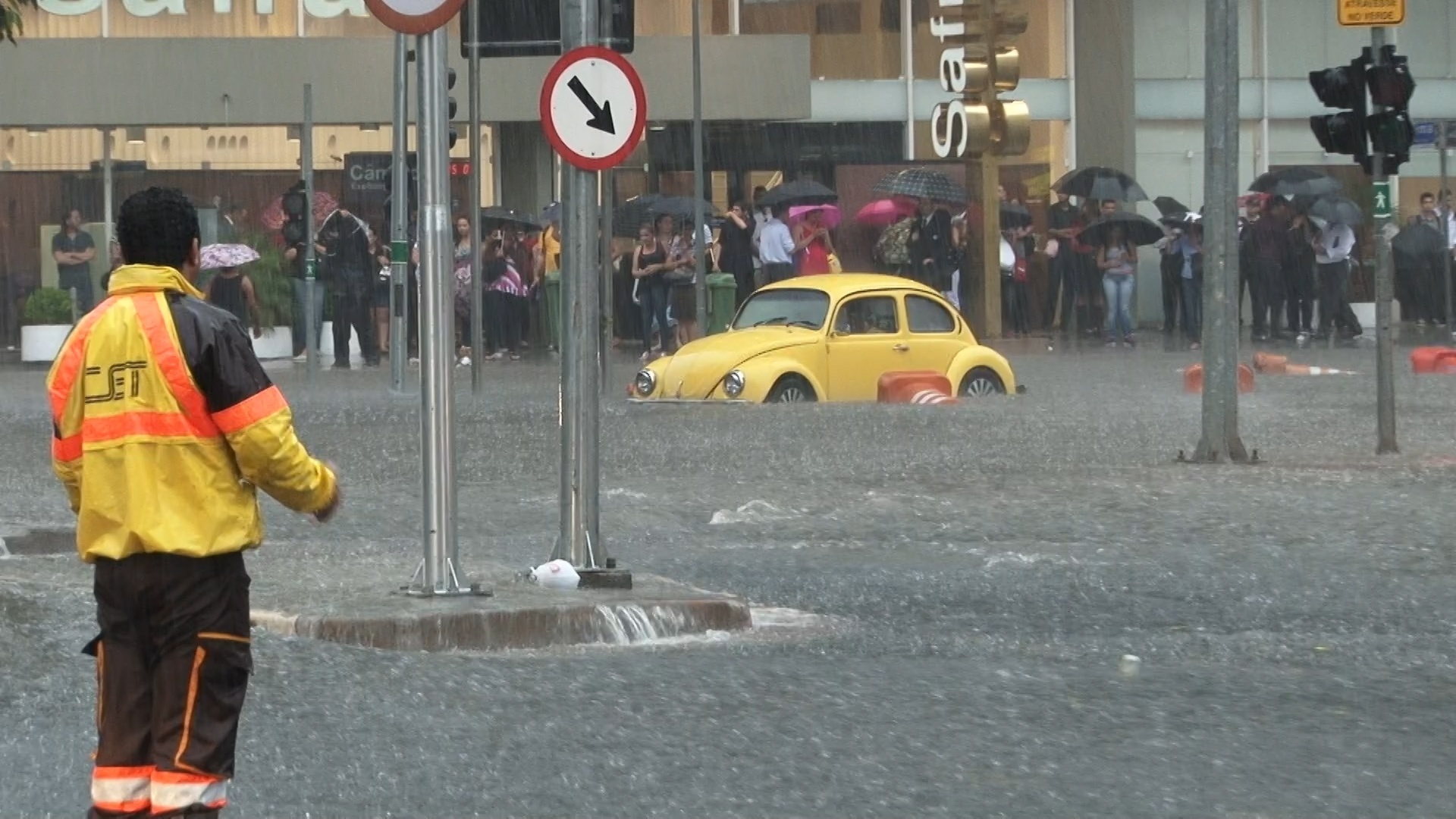 13.dez.2012- Fusca amarelo fica parcialmente submerso em alagamento no cruzamento das avenidas Rebouças e Faria Lima, na zona oeste da cidade de São Paulo, nesta quinta-feira (13).  A região central e as zona leste e oeste da capital paulista entraram em estado de atenção para alagamentos, segundo o CGE (Centro de Gerenciamento de Emergências) - Marcelo Pellegrino/UOL