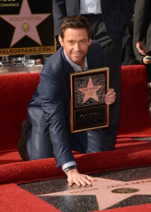 13.dez.2012  O ator Hugh Jackman é homenageado com uma estrela na Calçada da Fama de Hollywood - Getty Images