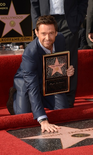 13.dez.2012  O ator Hugh Jackman é homenageado com uma estrela na Calçada da Fama de Hollywood