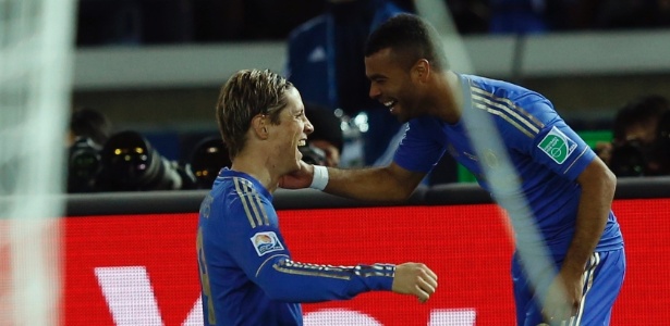 Atacante Fernando Torres é abraçado após marcar na partida contra o Monterrey