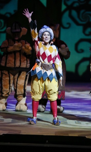 7.dez.2012 - Caracterizada de Elfo Sapateiro, Camila Camargo ensaia "Shrek - O Musical" no Teatro João Caetano, no Rio