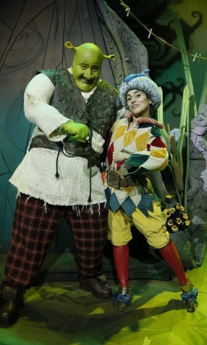 7.dez.2012 - Caracterizada de Elfo Sapateiro, Camila Camargo posa ao lado de Diego Luri, que vive Shrek, durante ensaio de "Shrek - O Musical" no Rio