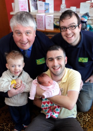 Com a pequena Awen, a família Jenkins comemorou o nascimento da 1ª menina em mais de cem anos - Wales News Service