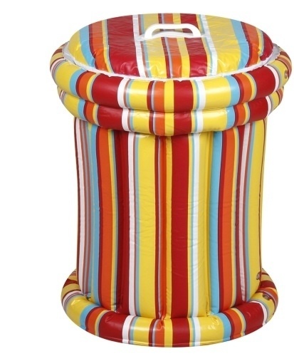Cooler listrado em PVC inflável acomoda 50 latinhas ou 60 litros. O modelo tem design do estilista Amir Slama e está disponível na TokStok (www.tokstok.com.br) por R$ 99 | Preços consultados em dezembro e sujeitos a alterações - Divulgação