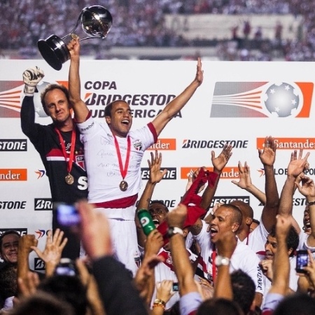 Lucas Moura e Rogério Ceni levantam a taça da Sul-Americana 2012 pelo São Paulo - Leonardo Soares/UOL