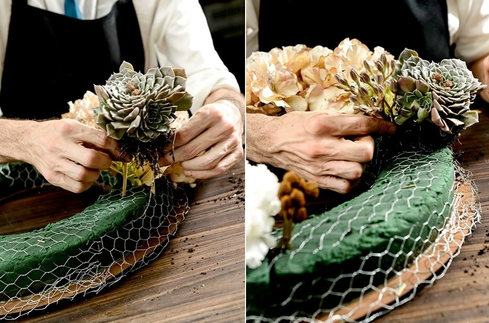 Insira os palitos na espuma, fixando a flor da suculenta, já as folhas você pode enfiar diretamente na base da guirlanda pelo talo - Tadeu Brunelli / UOL