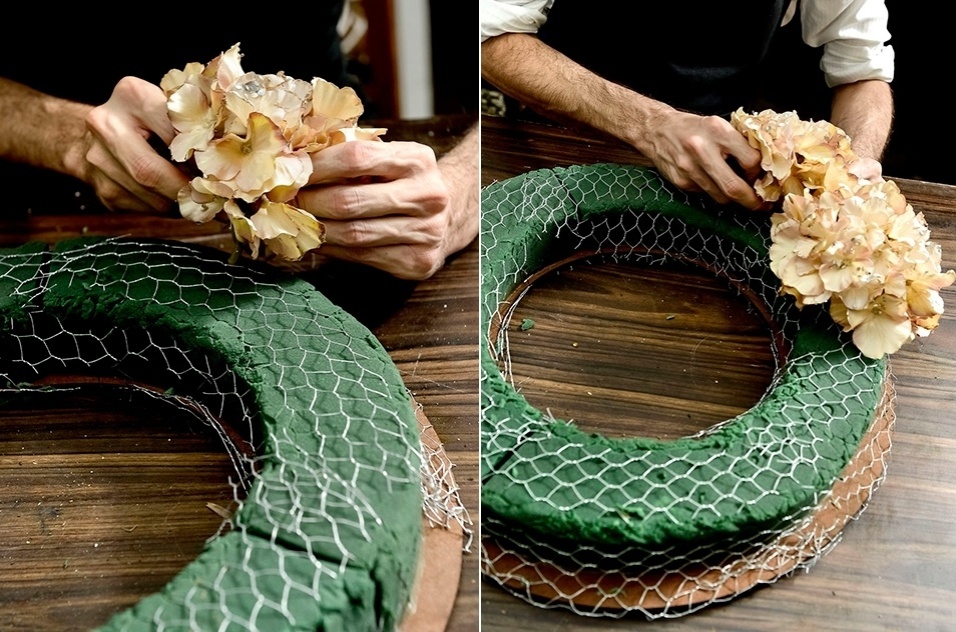 Márcio iniciou o trabalho pelas hortênsias. Mas você pode começar pelo elemento que quiser. Ele diz que fazer arranjo é um processo criativo e sem regras. O mais importante é você ficar atento à harmonia dos elementos que utilizará - Tadeu Brunelli / UOL