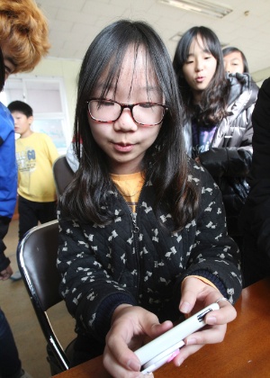 Park Jung-in, 11, recebeu bandeiras vermelhas em teste sobre vício em celular. ""Fico nervosa quando a bateria está abaixo dos 20%", disse a jovem - Ahn Young-joon/AP