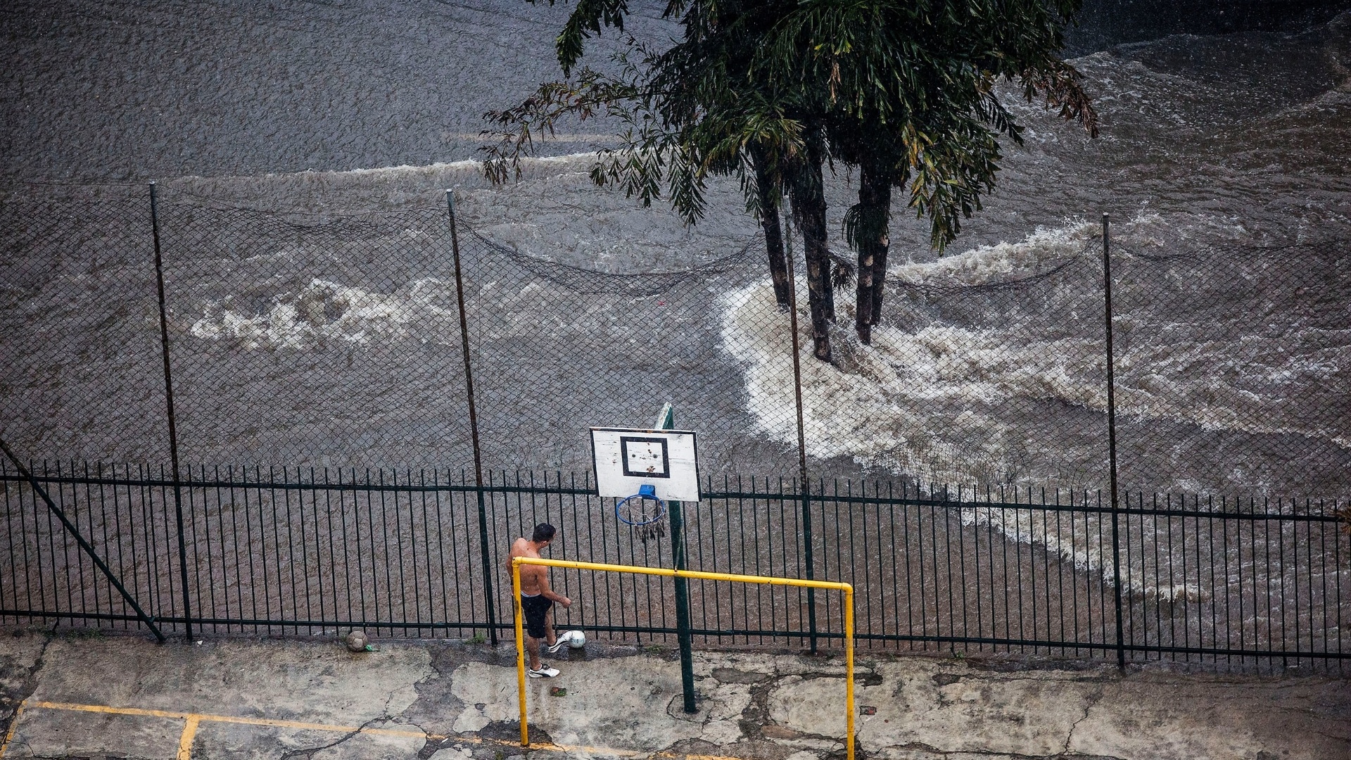 Ponto de alagamento na avenida Nove de Julho, no centro da cidade de São Paulo, na altura do viaduto Nove de Julho - Leonardo Soares/UOL
