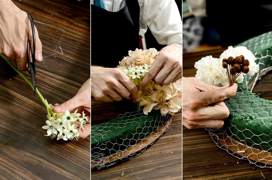 Sempre corte o talo das plantas naturais na diagonal para facilitar a absorção de água. Todos os elementos que serão inseridos na base, como a mini pinha seca e as plantas artificiais, deverão ser cortados na mesma altura que a espuma para que fiquem firmes - Tadeu Brunelli / UOL