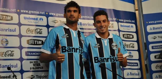 Atacante Willian José e lateral Alex Telles apresentados pelo Grêmio nesta quinta - Marinho Saldanha/UOL Esporte