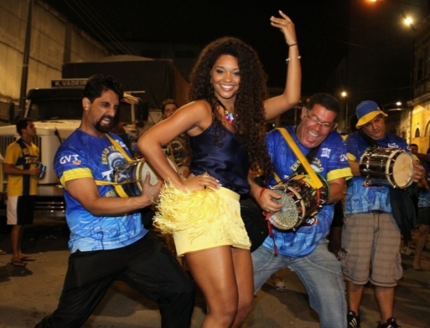 13.dez.2012 - A Rainha de Bateria da Unidos da Tijuca Juliana Alves samba em ensaio técnico de rua no centro do Rio de Janeiro