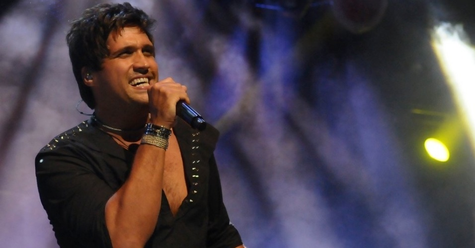 13.dez.2012 - Cantor Leo se apresenta no Credicard Hall, em São Paulo - Francisco Cepeda / AgNews