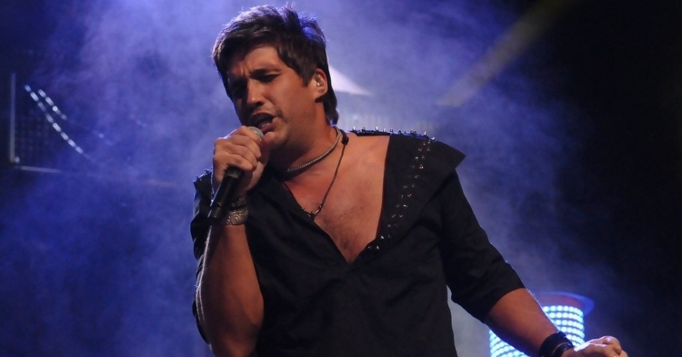 13.dez.2012 - Cantor Leo se apresenta no Credicard Hall, em São Paulo - Francisco Cepeda / AgNews