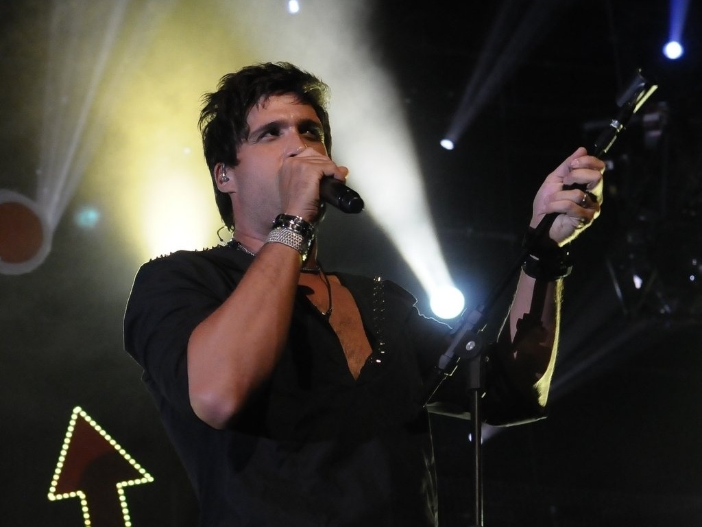 13.dez.2012 - Cantor Leo se apresenta no Credicard Hall, em São Paulo - Francisco Cepeda / AgNews
