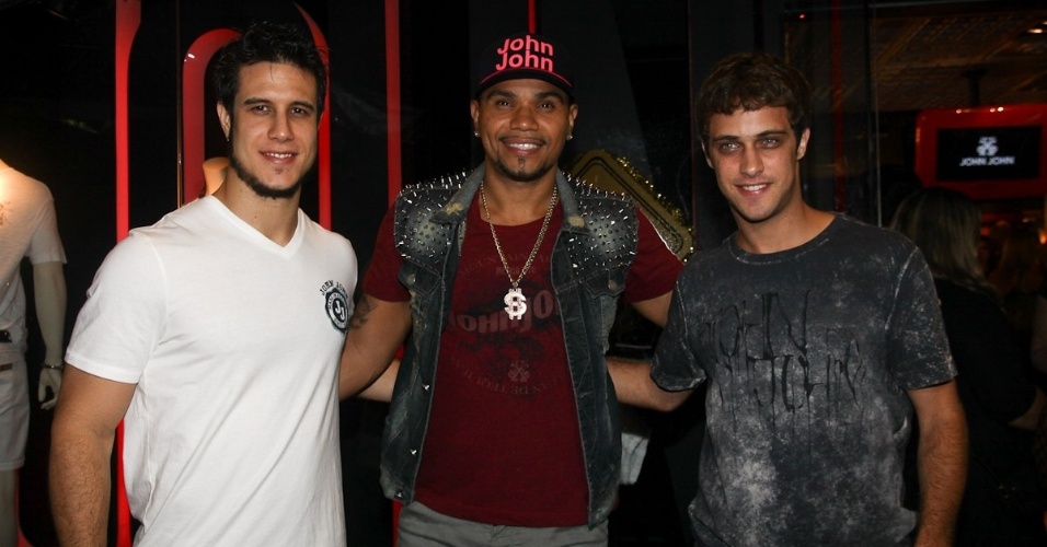 13.dez.2012 - O funkeiro Naldo com Emiliano D'Avila e Ronny Kriwat no lançamento de grife em Moema, São Paulo