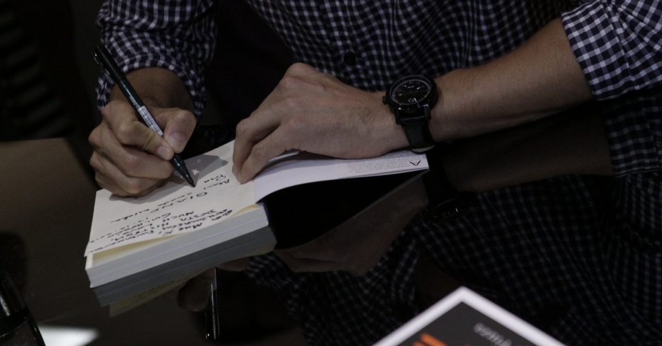 13.dez.2012 - Reynaldo Gianecchini autografa sua biografia "Giane - Vida, Arte e Luta", durante lançamento no Rio de Janeiro