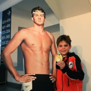 14.dez.2012 - Arda Cakmak, garoto de nove anos que ganhou a medalha de ouro de Ryan Lochte, posa nos bastidores do Mundial de natação em piscina curta, na Turquia, ao lado de uma réplica em tamanho real do ídolo das piscinas - Mira/AFP