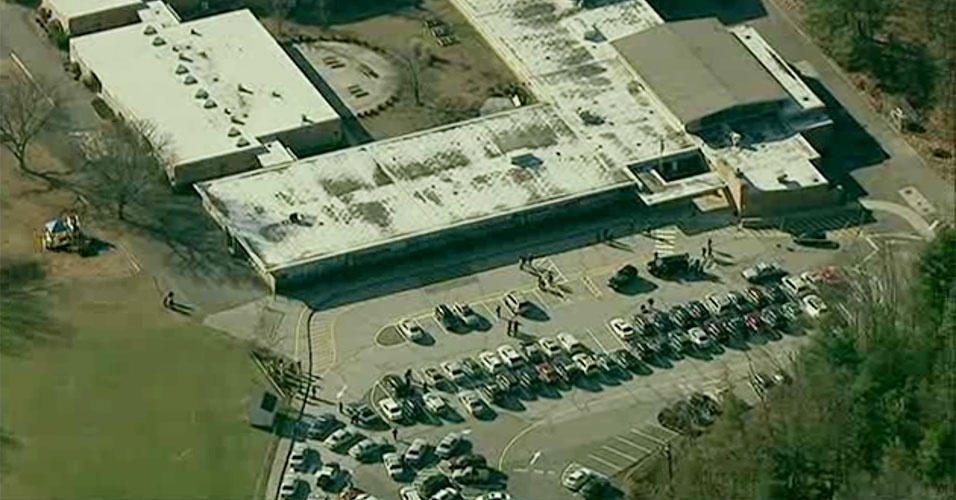 14.dez.2012 - Atirador abre fogo em escola primária nos Estados Unidos - Reprodução/NBC News