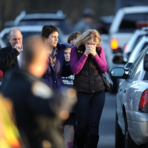 Mulher chora perto da Escola Primária Sandy Hook, em Newtown - Don Emmert/AFP