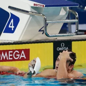 14.dez.2012 - O russo Vladimir Morozov comemora a vitória na prova dos 50 m livre no Mundial de Piscina curta, disputado em Instambul, ao lado do francês Florent Manaudou, que levou a prata - Murad Sezer/Reuters