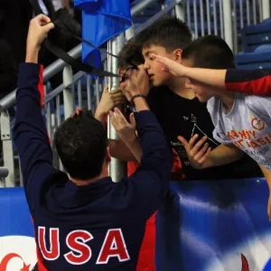 14.dez.2012 - Ryan Lochte entrega sua medalha de ouro, ganha nos 200 m medley no Mundial de natação em piscina curta, na Turquia, para um garoto na arquibancada - Mira/AFP