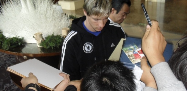 Espanhol Fernando Torres atende fãs no hotel que hospeda o Chelsea em Yokohama