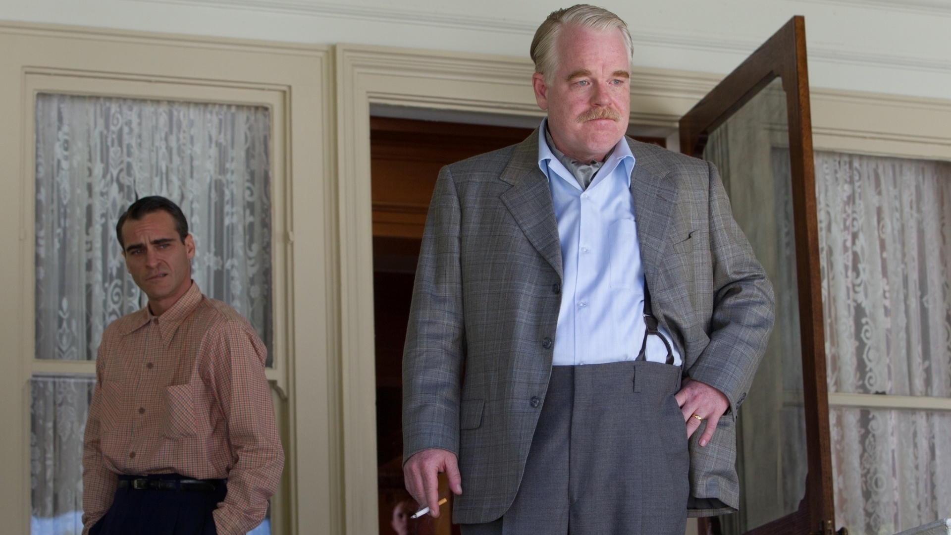 Joaquin Phoenix e Philip Seymour Hoffman em cena de "O Mestre" - Divulgação