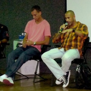 Victorio, 29, à esquerda, de camisa rosa, aparece ao lado do coordenador do Afroreggae, José Junior - Arquivo pessoal